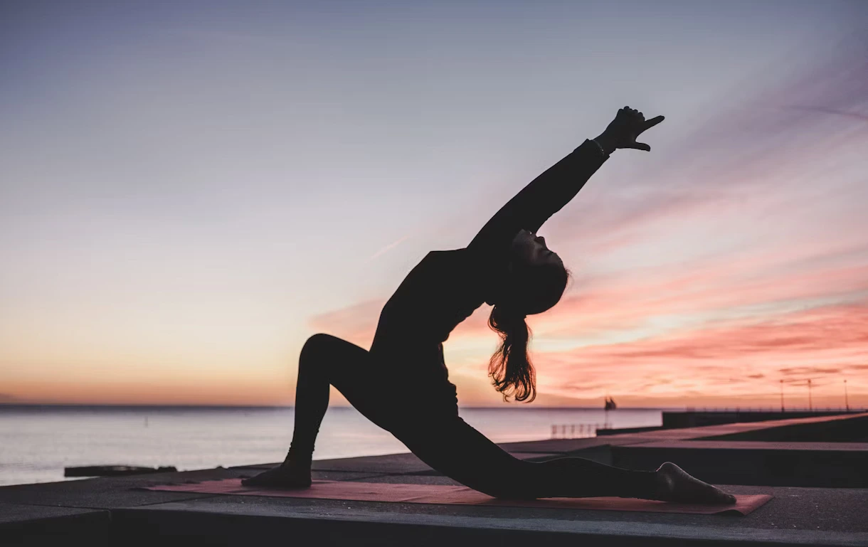 Estudiante haciendo una pose de yoga
